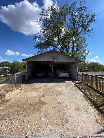 516 W Dunlap, Sabinal, TX 78881