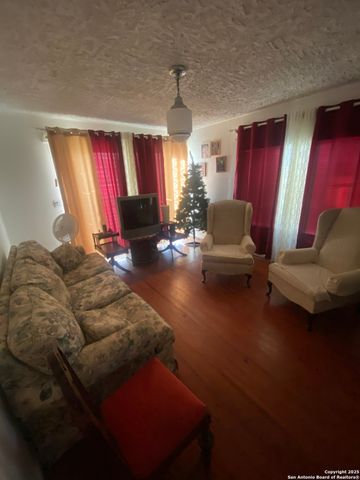 516 W Dunlap, Sabinal, TX 78881