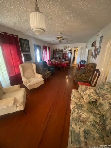 516 W Dunlap, Sabinal, TX 78881