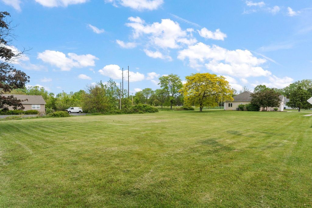 256 Pineview Lane, Valparaiso, IN 46383
