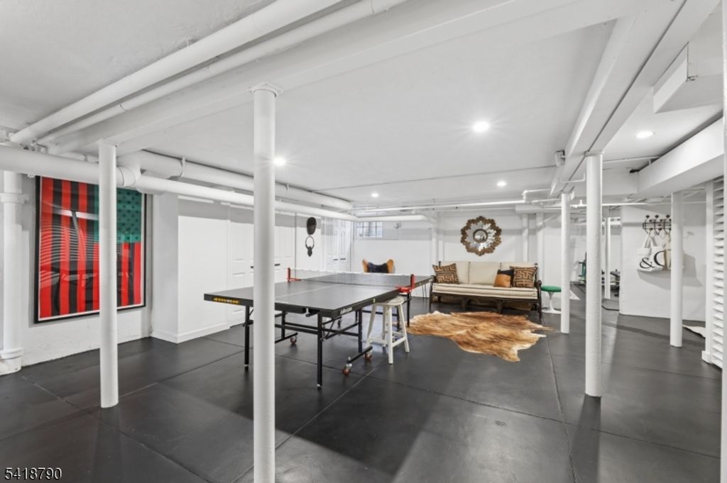 Image 16 of property listing at 29 Gordon Rd, Essex Fells Twp., NJ 07021