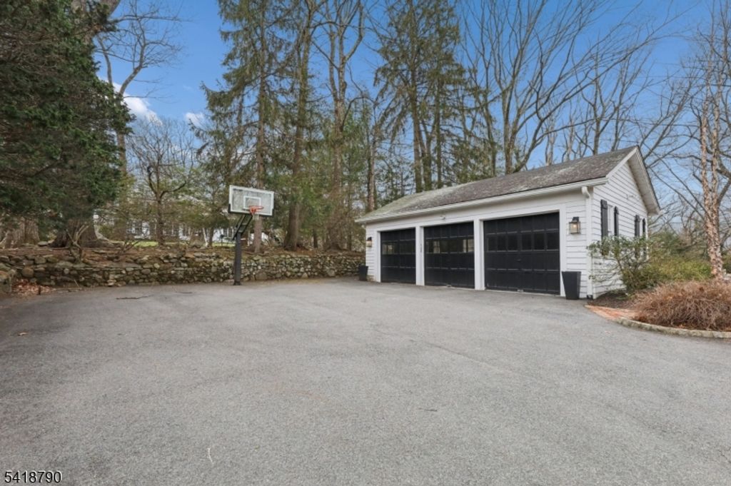 Image 28 of property listing at 29 Gordon Rd, Essex Fells Twp., NJ 07021