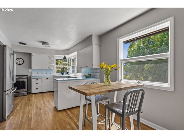 5615 Sw JEFFERSON St, Portland, OR 97221