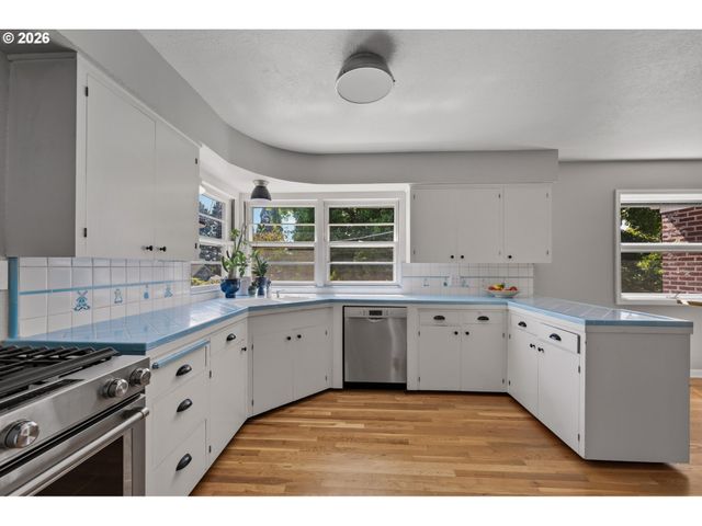 5615 Sw JEFFERSON St, Portland, OR 97221
