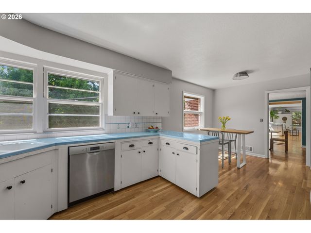 5615 Sw JEFFERSON St, Portland, OR 97221