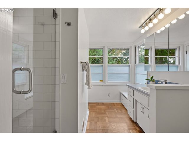 5615 Sw JEFFERSON St, Portland, OR 97221