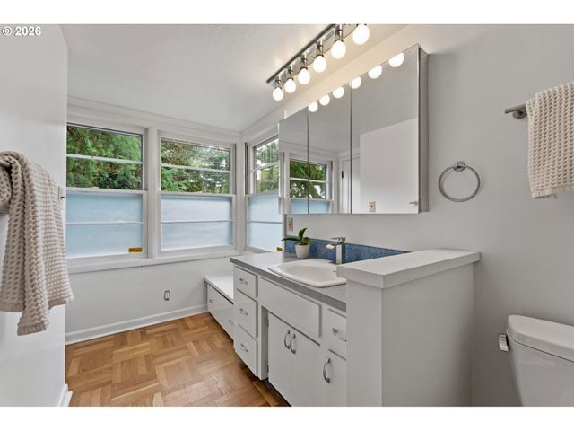5615 Sw JEFFERSON St, Portland, OR 97221