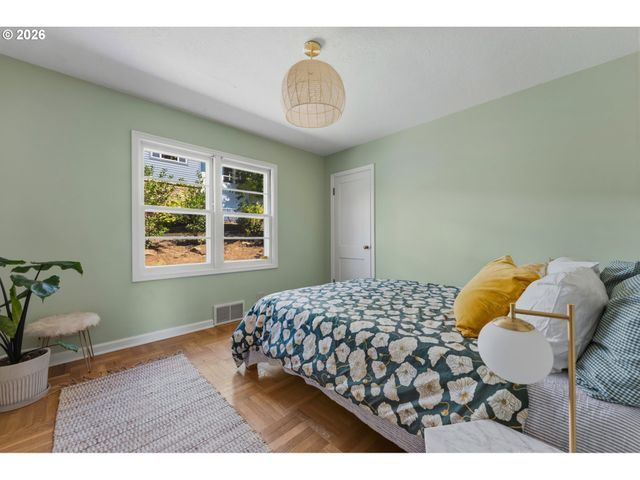 5615 Sw JEFFERSON St, Portland, OR 97221