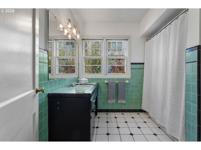 5615 Sw JEFFERSON St, Portland, OR 97221
