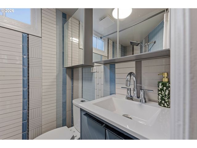 5615 Sw JEFFERSON St, Portland, OR 97221