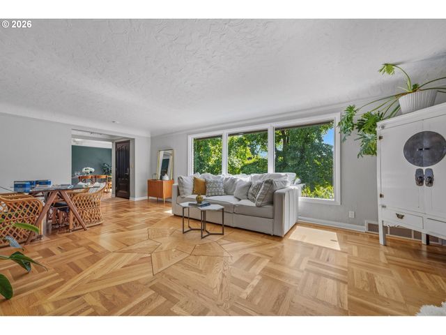 5615 Sw JEFFERSON St, Portland, OR 97221