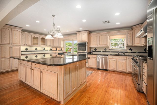 33 Maple Lane, Galveston, TX 77551