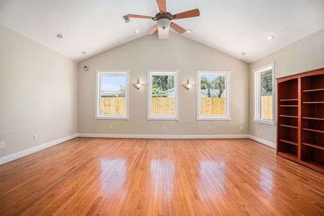 33 Maple Lane, Galveston, TX 77551