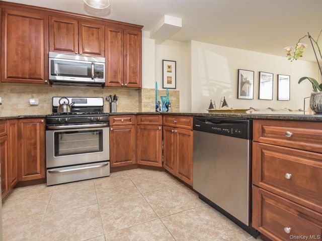 400 Carney Street 607, Glen Cove, NY 11542