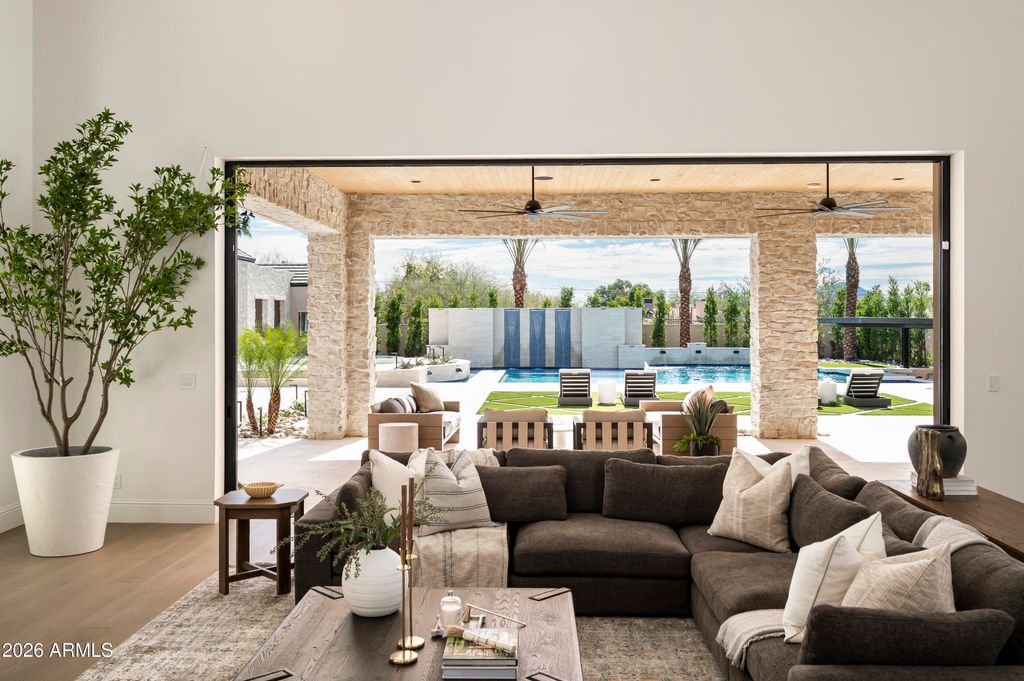 Image 11 of property listing at 7031 E PARADISE Drive, Scottsdale, AZ 85254