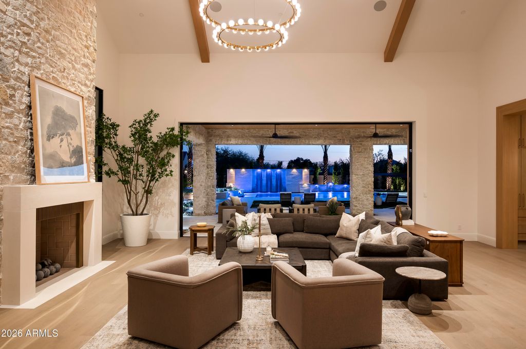 Image 12 of property listing at 7031 E PARADISE Drive, Scottsdale, AZ 85254