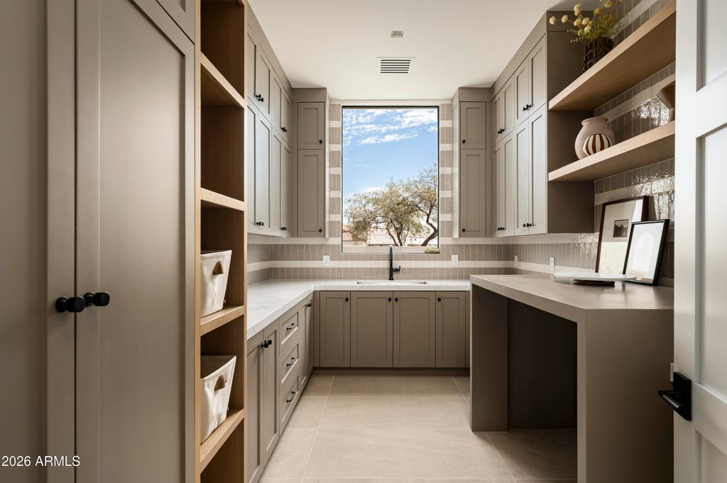 Image 36 of property listing at 7031 E PARADISE Drive, Scottsdale, AZ 85254