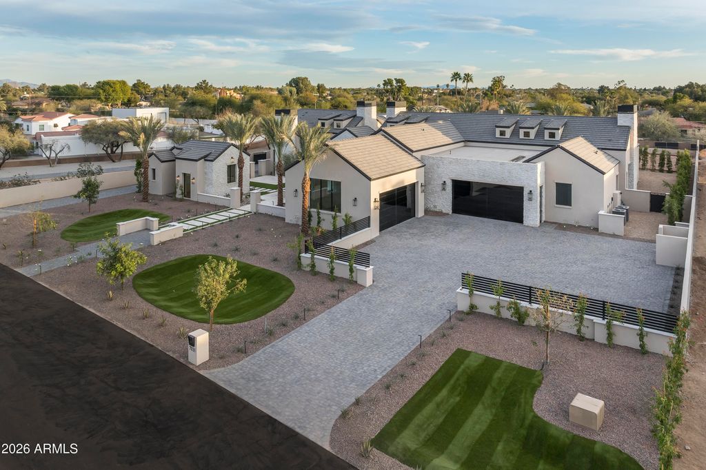 Image 7 of property listing at 7031 E PARADISE Drive, Scottsdale, AZ 85254