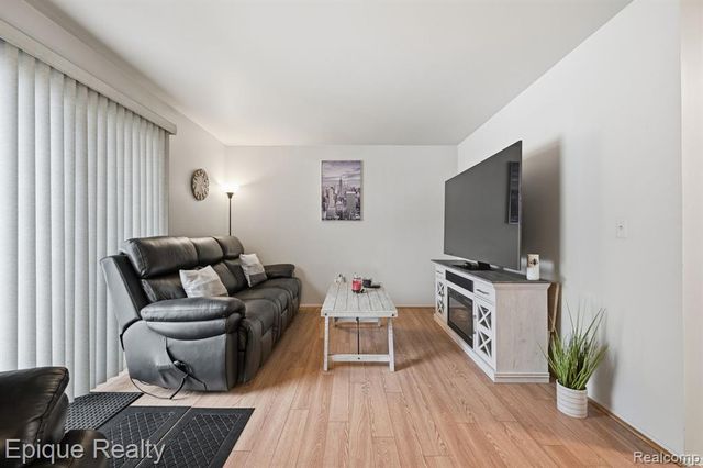 16285 Raleigh Square Drive, Southgate, MI 48195