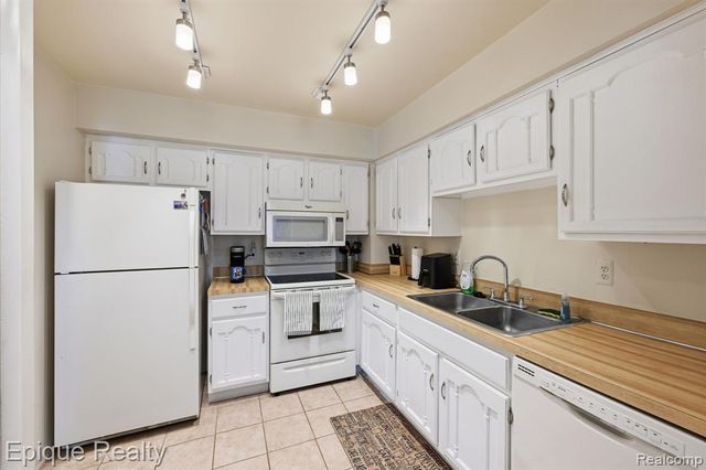 16285 Raleigh Square Drive, Southgate, MI 48195