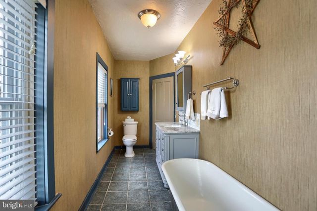 13 HANOVER STREET, New Oxford, PA 17350