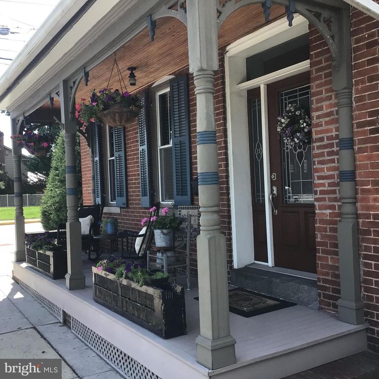 13 HANOVER STREET, New Oxford, PA 17350
