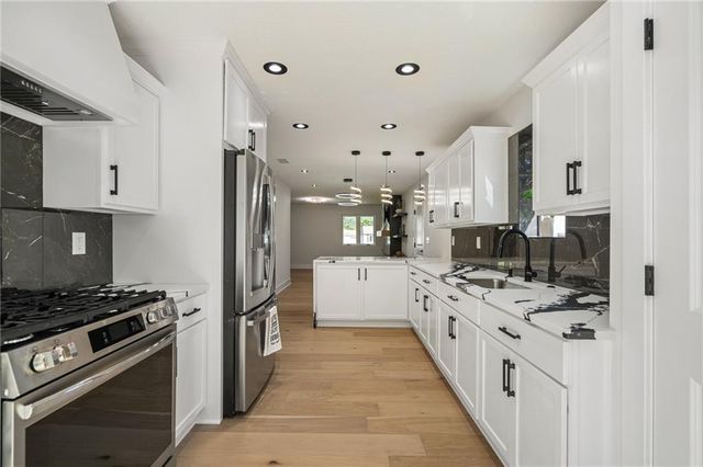 3739 Meadow Lane, Kansas City, MO 64137
