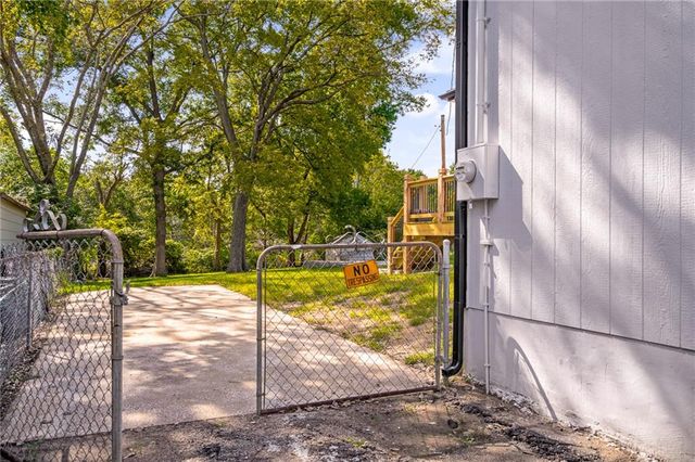 3739 Meadow Lane, Kansas City, MO 64137