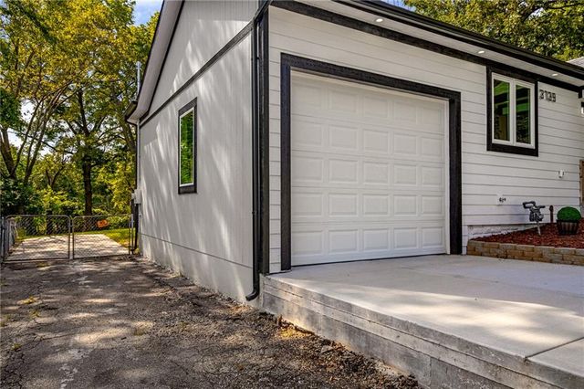 3739 Meadow Lane, Kansas City, MO 64137