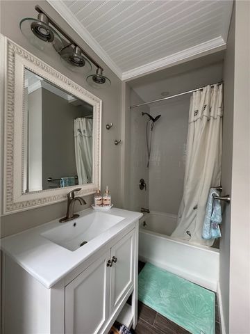 53 Center Avenue, Middletown, RI 02842