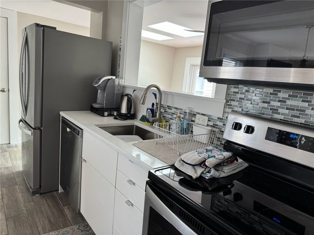 53 Center Avenue, Middletown, RI 02842