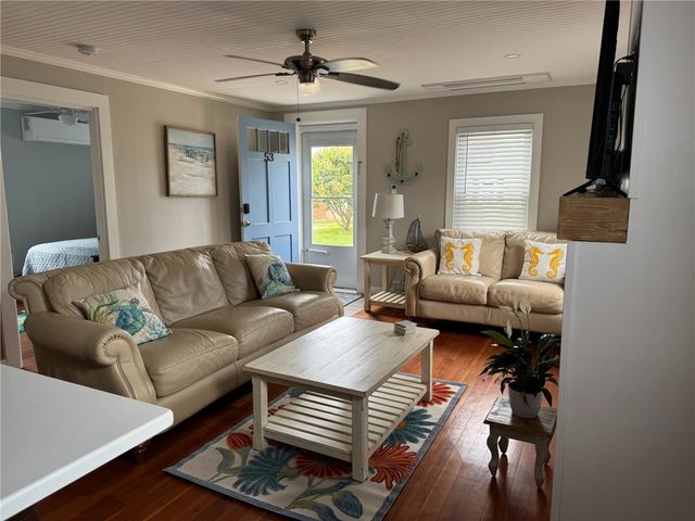 53 Center Avenue, Middletown, RI 02842