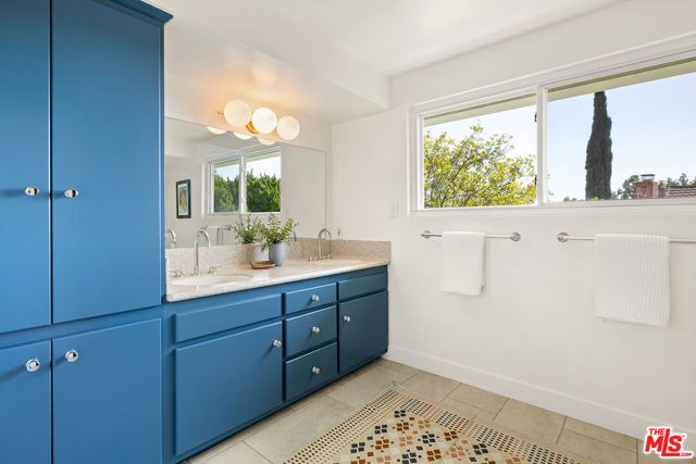 2710 Rock Pine Lane, La Crescenta, CA 91214