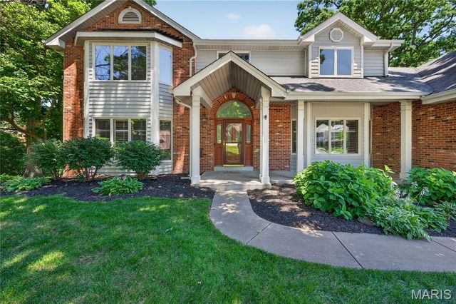 4 Woodford Place, St Charles, MO 63301