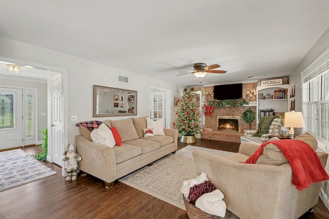 2228 Amsterdam Road, Villa Hills, KY 41017