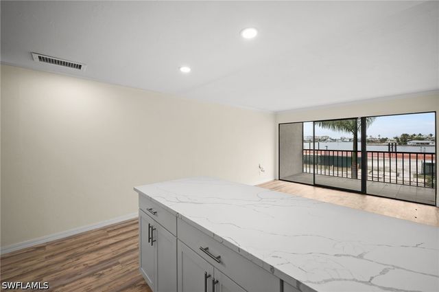 260 Southbay DR 207, Naples, FL 34108