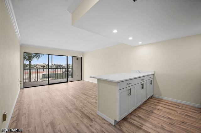 260 Southbay DR 207, Naples, FL 34108