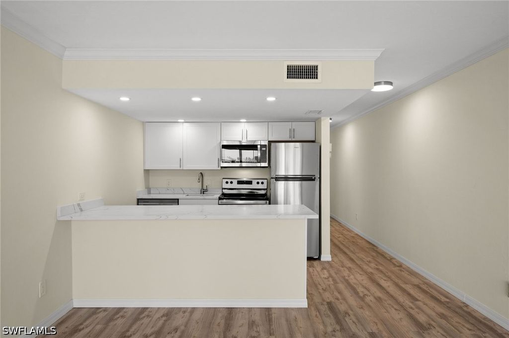 260 Southbay DR 207, Naples, FL 34108