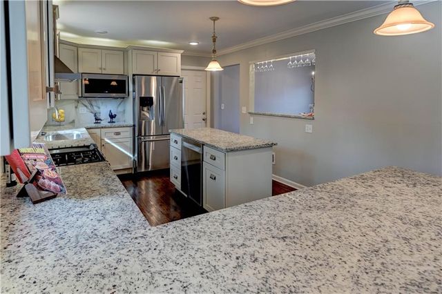 10708 Saint Catherines Lane, Kansas City, MO 64137