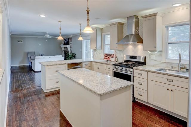 10708 Saint Catherines Lane, Kansas City, MO 64137