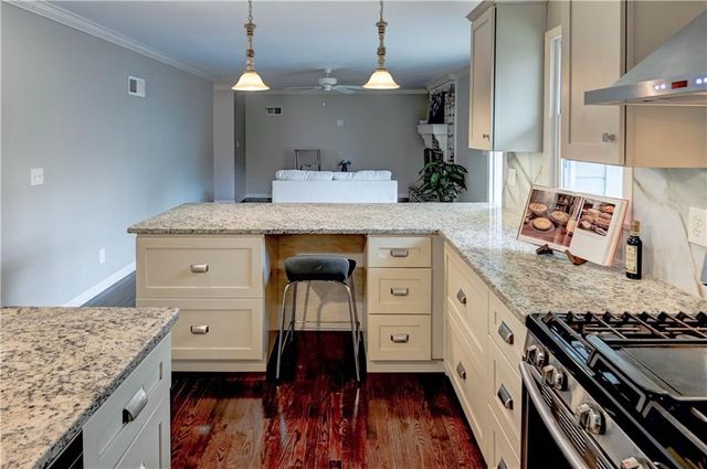 10708 Saint Catherines Lane, Kansas City, MO 64137