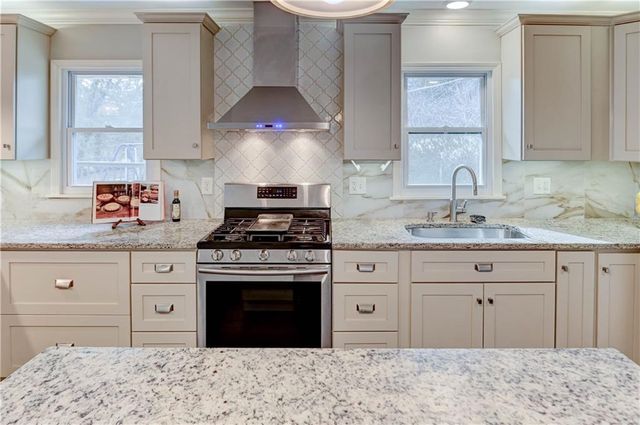 10708 Saint Catherines Lane, Kansas City, MO 64137