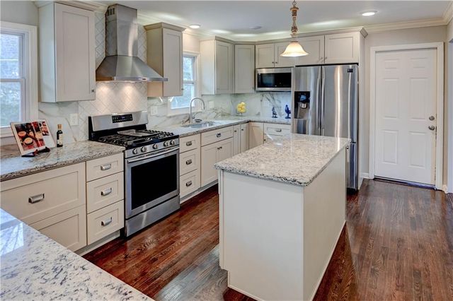 10708 Saint Catherines Lane, Kansas City, MO 64137