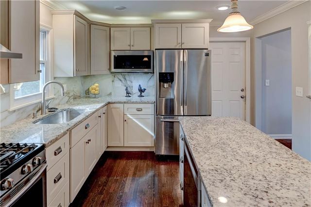 10708 Saint Catherines Lane, Kansas City, MO 64137