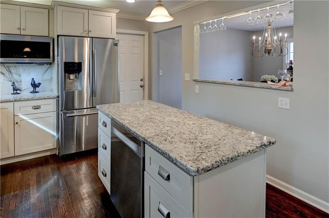 10708 Saint Catherines Lane, Kansas City, MO 64137