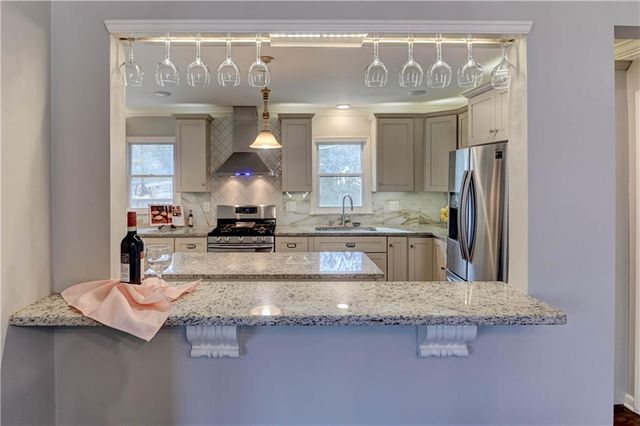 10708 Saint Catherines Lane, Kansas City, MO 64137