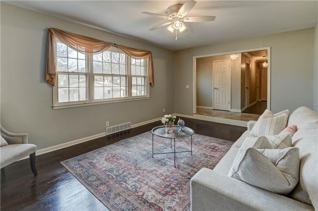 10708 Saint Catherines Lane, Kansas City, MO 64137