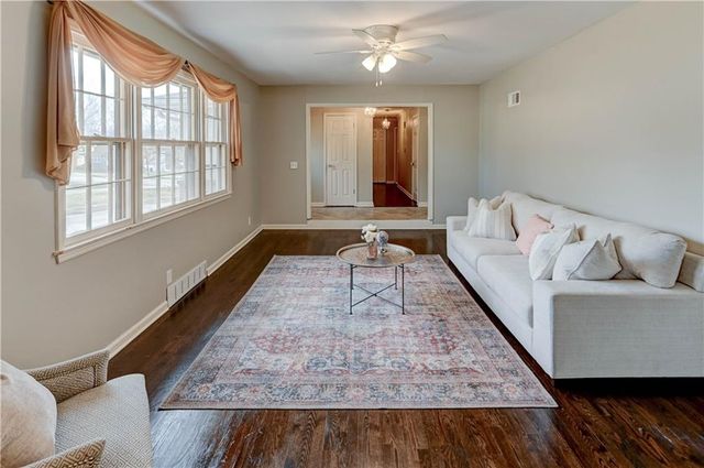 10708 Saint Catherines Lane, Kansas City, MO 64137