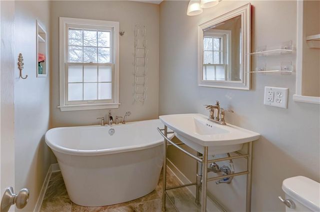 10708 Saint Catherines Lane, Kansas City, MO 64137