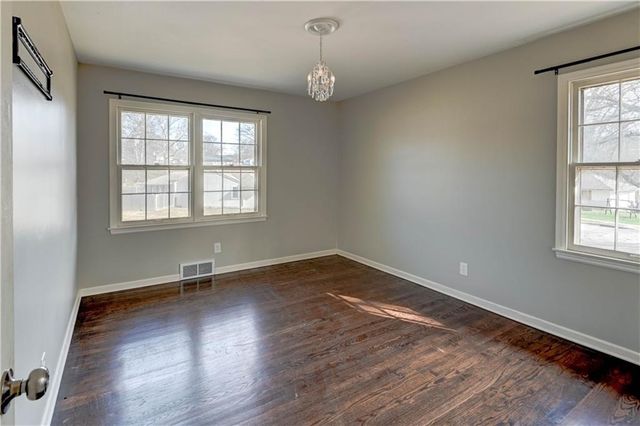 10708 Saint Catherines Lane, Kansas City, MO 64137